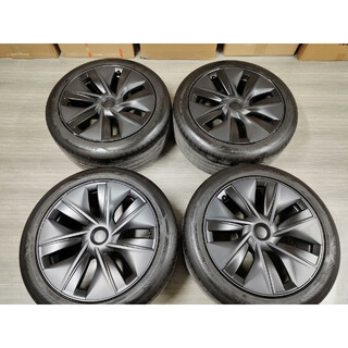 Tesla model y 19-inch wheels and tires were dismantled after 2,000 kilometers as a new car 9