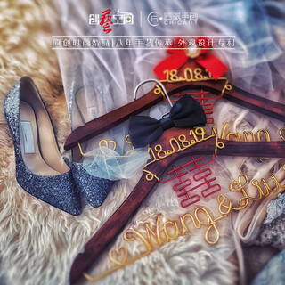 He jiagong's clothes hanger with the word 