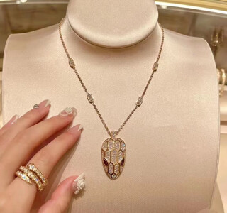 Ju jingyi and wu lei's same snake head necklace for men and women, light luxury and personalized temperament, diamond-set snake-shaped v gold-plated 18k clavicle chain, rose red eye