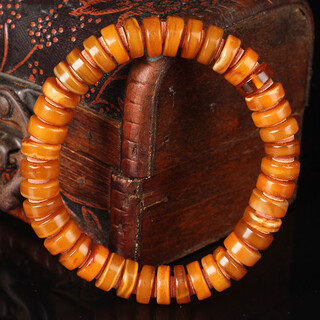 Zhenghe jewelry beeswax chicken fat yellow abacus bead bracelet weighs about 9.10 grams