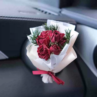 Yusenyi rose dried bouquet car aromatherapy car air conditioning ventilation perfume creative souvenir car fragrance ornament red rose bouquet in milk tea color 1g