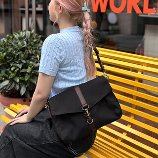 PROPERTY OF荷兰小众邮差包女时尚百搭通勤包撞色翻盖斜挎包单肩Mika 新款 黑色