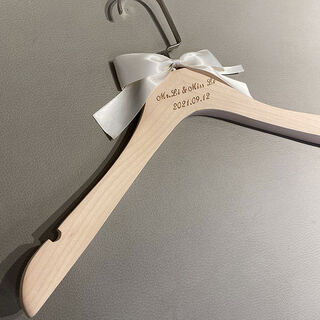 Yusenyi wedding hanger customized name souvenir bride and groom wedding dress support log log wedding dowry extra thick log girls customized engraving in the middle
