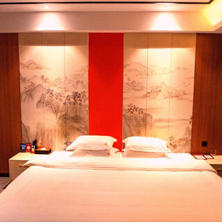 Harmony family room, comfortable shared bed + specific oversized bedding + children's slippers + crab catching at the beach, playing in the sand, splashing in the water + authentic cantonese cuisine + check-in at couple road landmark attractions