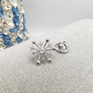 Xuping xuping jewelry launches new snowflake brooch cufflinks dual-purpose accessories for girls in autumn and winter as birthday gifts x001197747 snowflake brooch