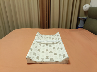 婴儿床垫可移动尿布台垫子护理台宝宝按摩台换尿布可携式防水垫子 可爱白熊纯棉料海绵垫 长70厘米*宽45厘米