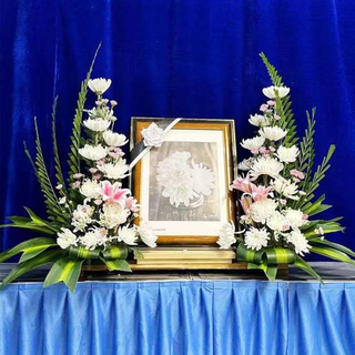 Flowers and qianxun chrysanthemums flower wreaths for the elderly death funeral funeral ceremony supplies grave sweeping and commemoration home delivery in the city remembrance lily yellow and white chrysanthemum photo frame flowers price for a pair