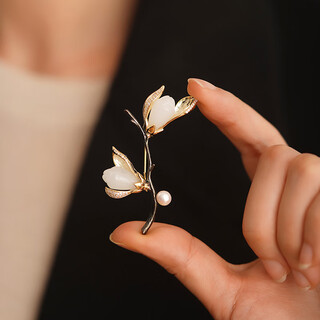 Yin muchi magnolia brooch, high-end female corsage brooch, design niche, luxury temperament, coat suit, birthday gift, magnolia brooch