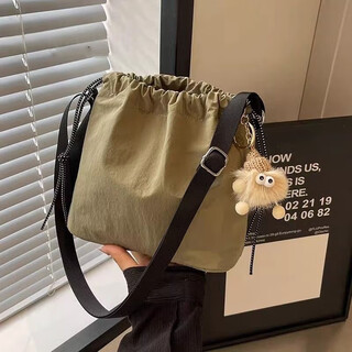 Super popular casual nylon bucket bag for women 2025 new trendy autumn and winter student class single shoulder crossbody bag small bag green thickened - single bag without pendants