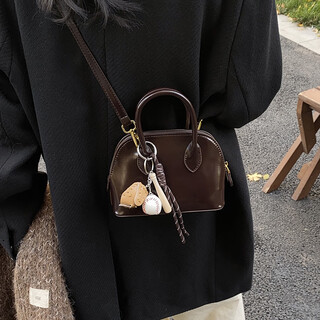 奥洛黛娅2025复古手提保龄球包包女秋季新款潮贝壳包多功能单肩斜挎包通勤 咖色+挂件 19*8*14