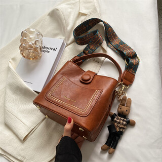 Retro-style bag for women 2025 super popular korean style fashion shoulder crossbody bag niche design portable bucket bag caramel color