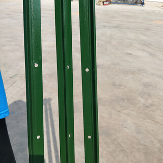 Barbed wire triangle iron extra thick solid column barbed wire fence column pole anti-rust cast iron guardrail for cattle breeding 1.3 meters high and thickened 3.2 mm - shipped from 10 pieces