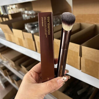 Official flagship brand new hourglass fingertip foundation brush, fingertip shape fits the face shape and is not easy to eat powder. 0 items