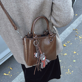 Retro small bag for women in autumn and winter, versatile 2025 new casual crossbody bag for women, popular single shoulder portable bucket bag, brown with pendant