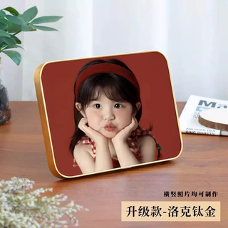 Yusenyi photo frame set up on the table, washed photos, made into crystal wall hangings, printed and added to make wedding photos and family portraits. the second piece is half price with locke titanium upgraded aluminum alloy edging. 36-inch wall-mounted 60x90 cm.