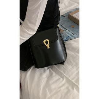 Retro crossbody red bag women 2025 new trendy fashion korean underarm bag simple and versatile shoulder bucket bag black