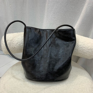 Niche simple bucket bag women's 2024 autumn and winter model oil wax glossy versatile casual lazy style commuting shoulder bag bright leather black