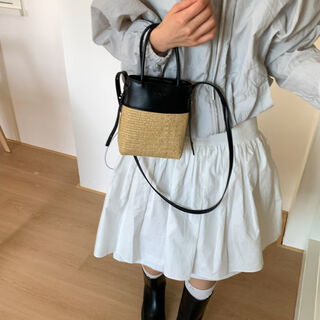 2025 new summer woven bag women's niche straw crossbody bag small bag fashion mobile phone bag beach bucket bag black no pendant standard