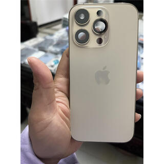 X apple mobile phone 14pro original disassembly, middle frame, back cover, glass integrated back case, not the original unpacked return, gold national bank 92% new, no scratches or scratches on the middle frame