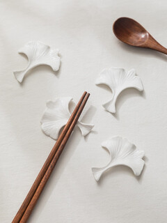 Wen yijia's hand-carved ginkgo leaf chopstick holder, high-looking ceramic chopstick holder, original home light luxury, creative and exquisite small ornaments, 2 pieces, about 70*60mm