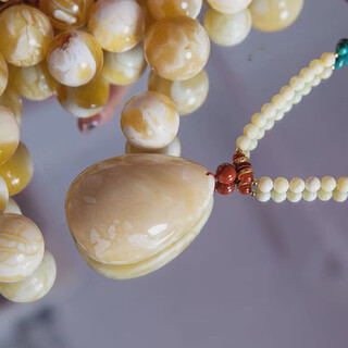 Natural amber, old beeswax cake, round beads, date beads bracelets, buddhist bead bracelets, sweater. this hyperlink is invalid.