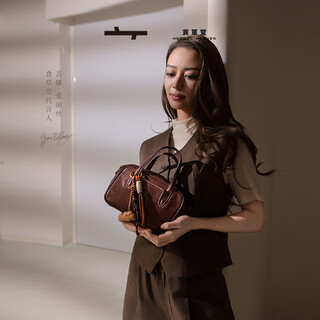 Shicaotang gina's same style women's bag sugar cube bowling ball top layer vegetable tanned cowhide hand-held crossbody small square bag light luxury gift mini dark brown same style as shen yue/come with random charms