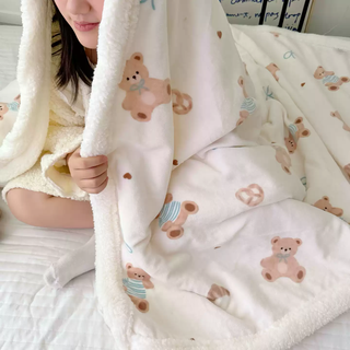 Fantasy blanket cover, velvet small quilt, nap, winter children's kindergarten, student dormitory, office sofa nap blanket, croissant bear, thickened, warm, anti-static and non-shedding, single piece 70x100cm baby blanket, a side milk velvet and b side lamb velvet double warmth