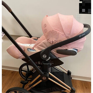 Cybex's new green label cloud z2 i-size infant car safety carrier can lie flat and optional mosquito net