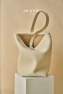 Yusen yi jia ye jeayi05 xia xin commuting simple and generous design genuine leather one-shoulder diagonal bucket women's bag large bucket - milkshake white b - adjustable shoulder strap