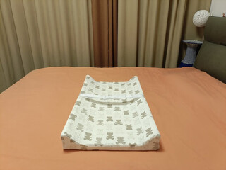 Other baby mattresses, removable diaper table mats, nursing tables, baby massage tables, diaper changing portable waterproof mats, cute white bear pure cotton sponge mats, length 80 cm * width 45 cm