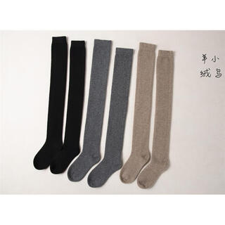 Lamb's wool socks are warm and practical, small three-color elastic color bottoming socks, over-the-knee lamb's wool stockings to protect against cold, black, one size fits all