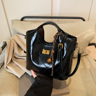 Textured light luxury niche bag women's 2025 new style super popular versatile commuter crossbody bag portable bucket bag black with pendant