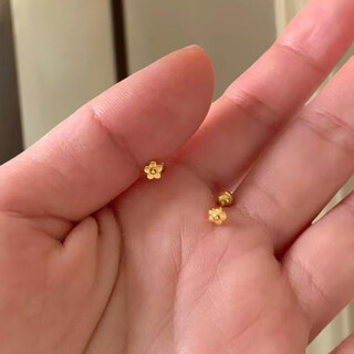 Pumanzhuji 18k gold sweet style mini small gold flower earrings exquisite small fashionable design ear jewelry for girlfriends and besties mini small gold flower earrings