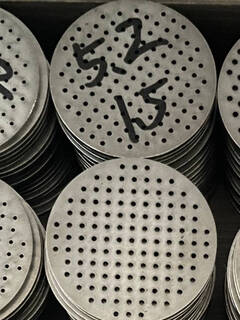 Yonghuan 5.25.9 stainless steel thickened 2.5 round mold handheld electric noodle machine accessories 饹饹 negative film thickened 2.5mm 5.2cm diameter 1.5mm round hole