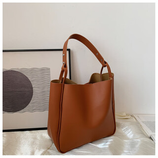 Retro high-end bucket bag, new fashion internet celebrity popular shoulder bag, korean version simple solid color large capacity women's bag light brown