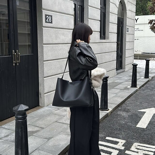 European women's bags 2025 autumn and winter new cowhide fashion shoulder bag commuter crossbody bucket bag style tote bag black 40*15*28.5