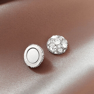 The same style as the heroine of the korean drama. hand-inlaid zircon and popular non-pierced diamond magnetic earrings to brighten up your outfit. silvery white diamonds. upgraded magnetic attraction. can’t get rid of them. on sale in korean single stores for 399.