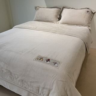 Yong huan high-end card cloth embroidered milk velvet four-piece set, winter thickening maternal and infant anti-static plus velvet quilt cover, small brownie rice bed sheet style, 1.5 meter bed four-piece set, suitable for 200x230 quilt