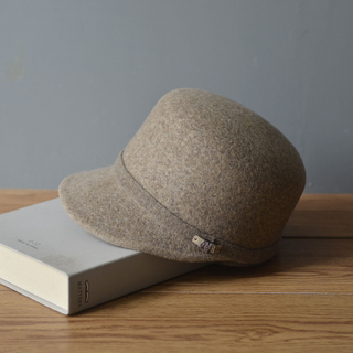 Metal m mark retro face-showing small wool equestrian hat for women in autumn and winter temperament flat top woolen british style knight hat, mocha color, one size fits all