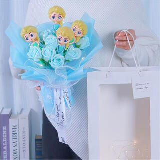 Pupan's creative princess doll immortal bouquet is a gift for girls in kindergarten on children's day. aisha collects and gets a wishing lantern.