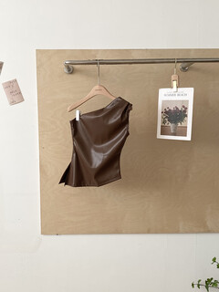 American hot girl retro design slanted shoulder pu leather tube top for women 2025 autumn new slim slim top trendy brown one size