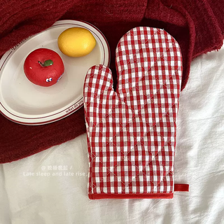 Yusenyi red plaid kitchen microwave oven insulated gloves 100% cotton thickened hanging baking gloves insulated placemats red plaid anti-scalding gloves (one pack)