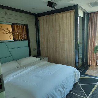 Fashionable audio-visual king bed room