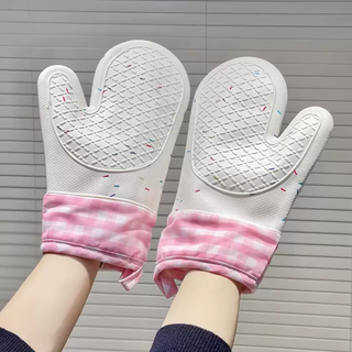 Yusenyi anti-scald gloves, high temperature resistant thickened oven anti-slip gloves, kitchen hand clips, insulated silicone microwave oven baking gloves, 2 anti-scald gloves (pink plaid)