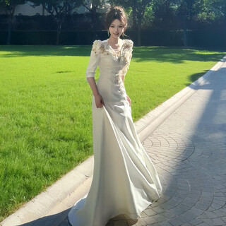 Chongyou annual meeting host dress, female dignified and elegant, slim student art entrance ceremony, national vocal solo performance, white s