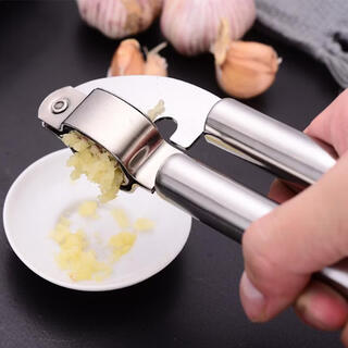 Pupan garlic pounder, manual stainless steel garlic masher, household kitchen peeling, squeezing and pulling garlic, garlic peeling, black handle garlic press (bag)