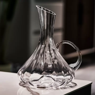Yusenyi creative appearance household red wine decanter new luxury high-grade crystal glass ribbed wine high flask with handle ribbed bevel 1500ml decanter comes with decanter brush