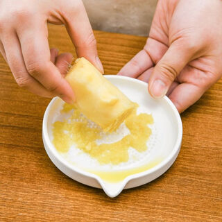 Yong huan garlic grinder kitchen ginger garlic grinder manual ginger grinder with brush ceramic round set contains 1 grinder disk + 1 brush