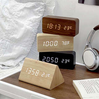 Yusenyi led alarm clock, high-looking bedside clock, desktop battery plug-in, humidity timing table clock, wooden ld alarm clock, black wood triangle