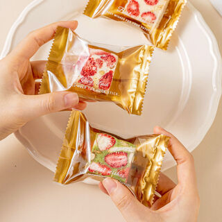 Machine-sealed individual cookies, cookies, nougat, toffee, milk and dates in the packaging bag of the fantasy snowflake crisp. machine-sealed bag. ping an xile 500 pieces.